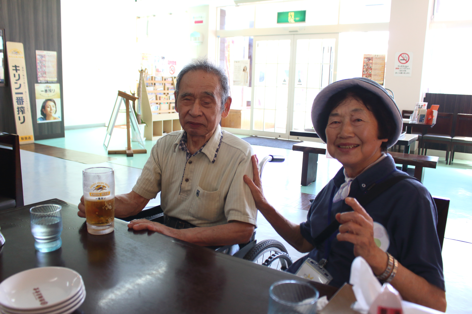 ビールを飲む利用者