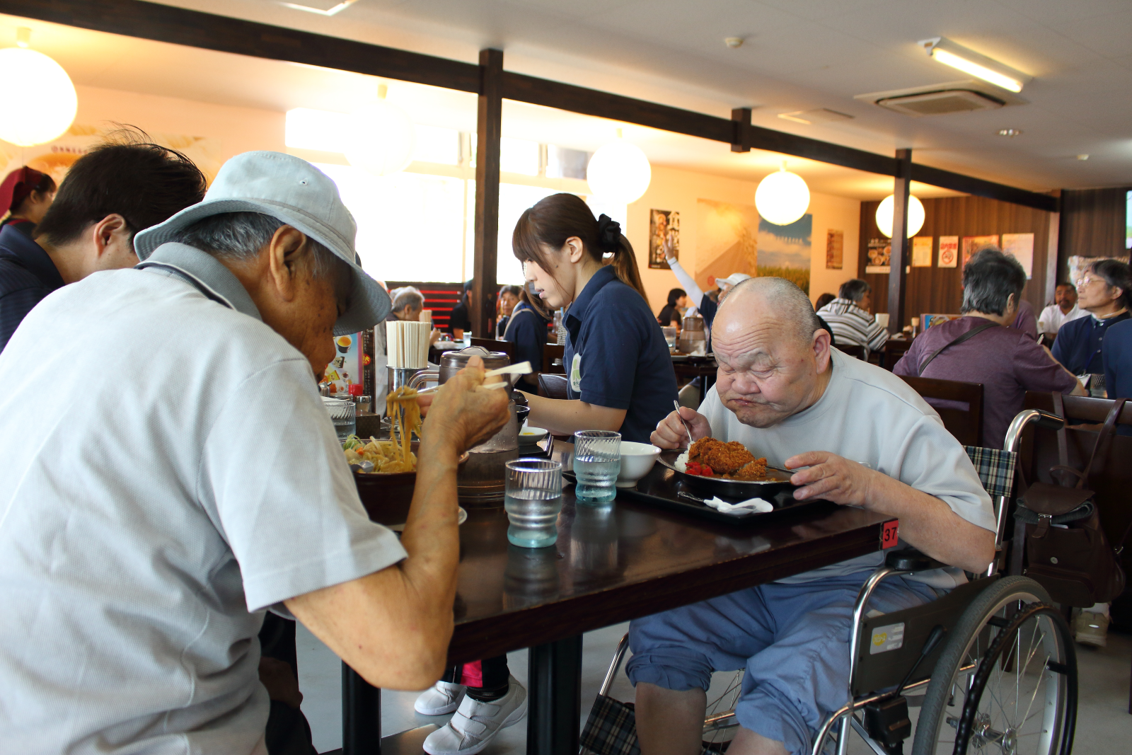 食事を楽しむ利用者