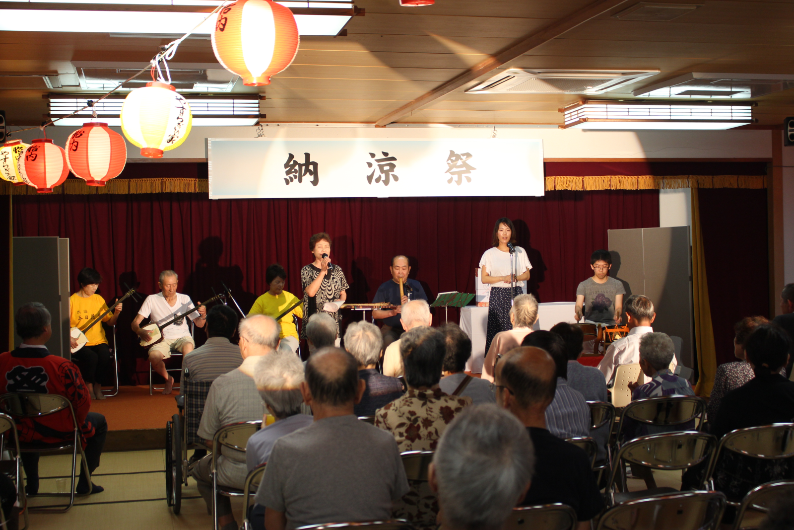 民謡を披露する民謡よし恵会の皆さん