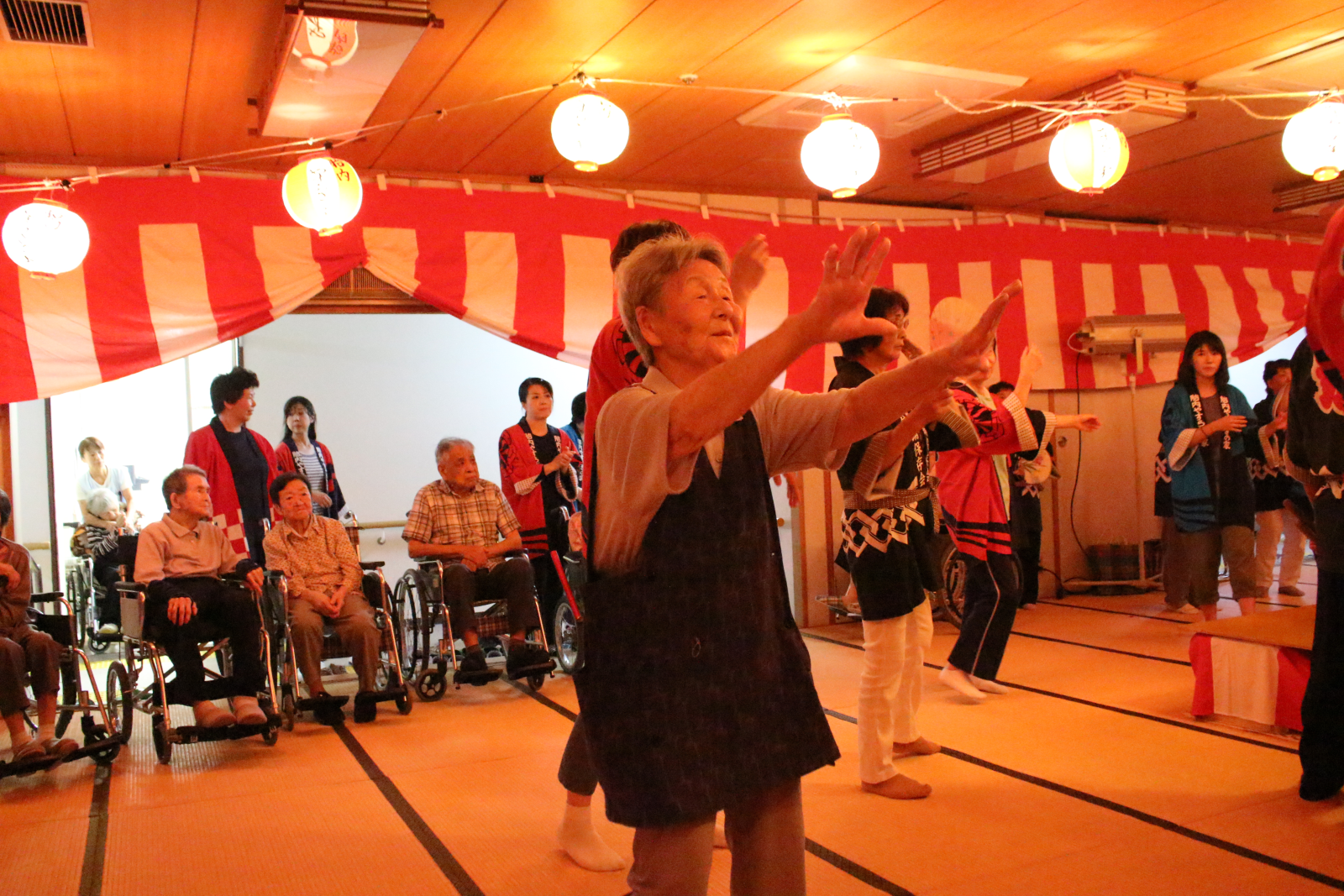 盆踊りを踊る利用者