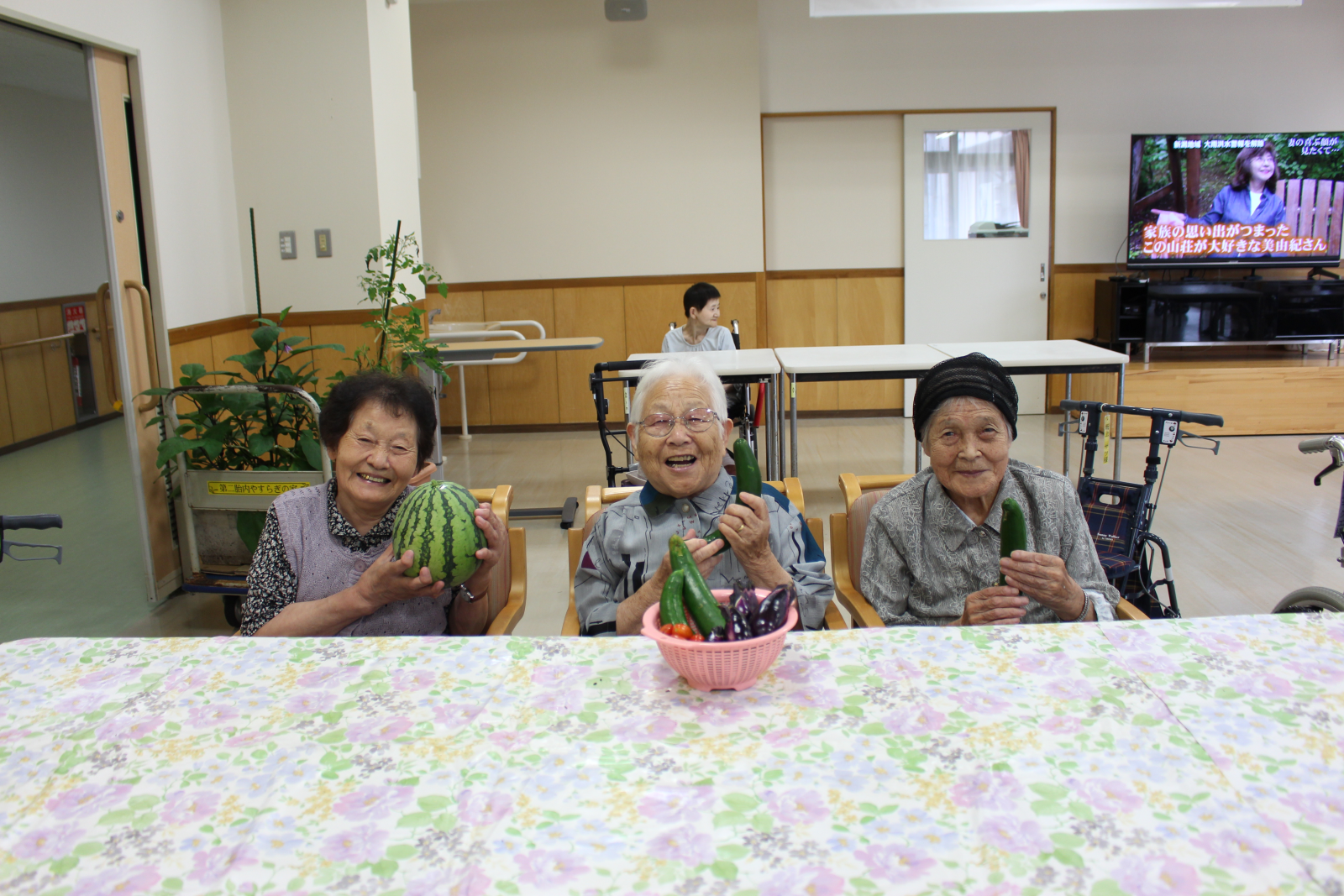 野菜を持つ利用者