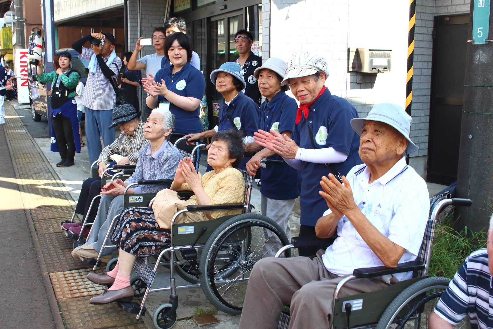 踊りを楽しむ利用者