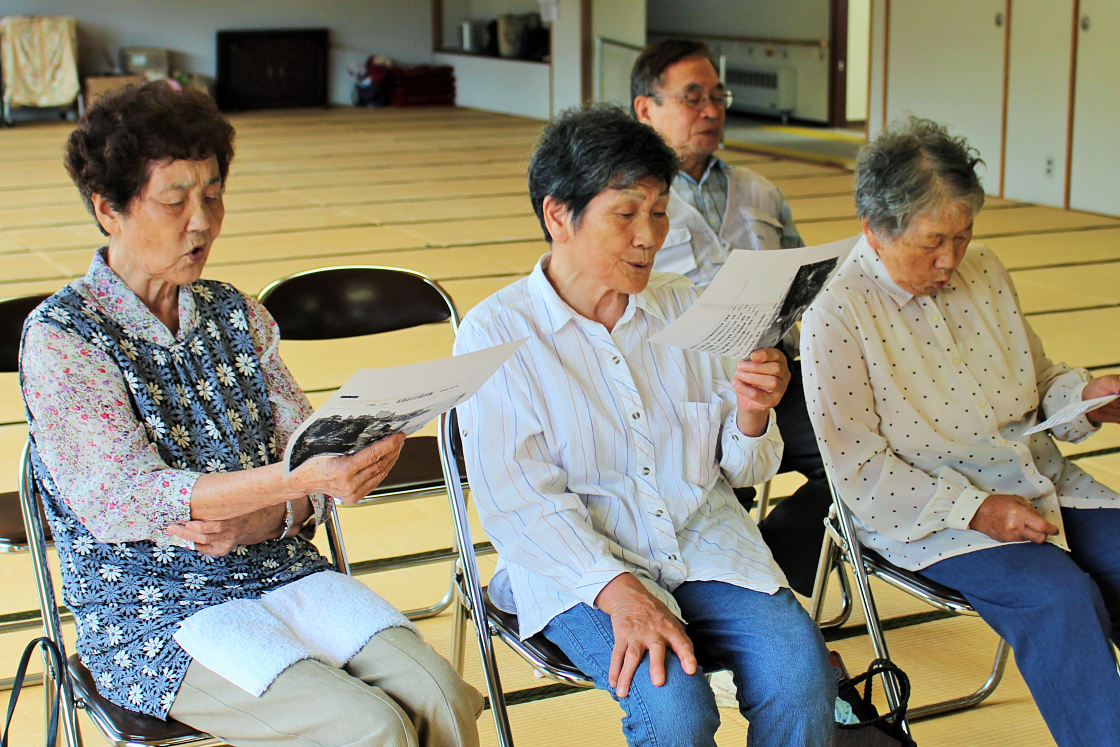 民謡を歌う近隣集落のみなさん