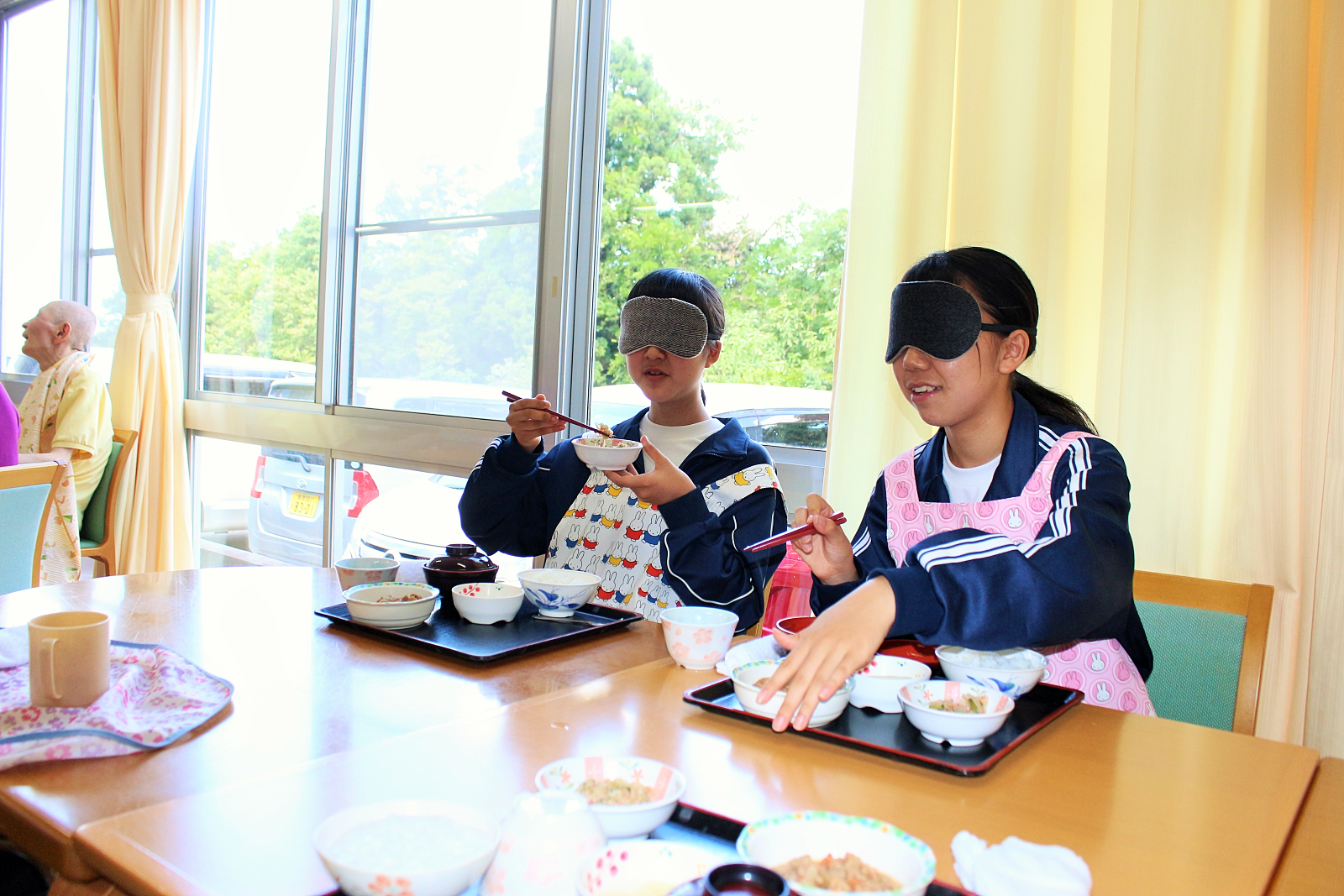 アイマスクをしての食事体験