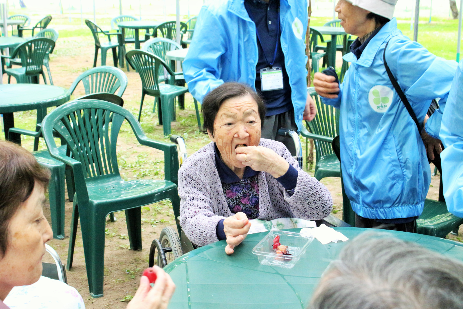 ぶどうを食べる利用者