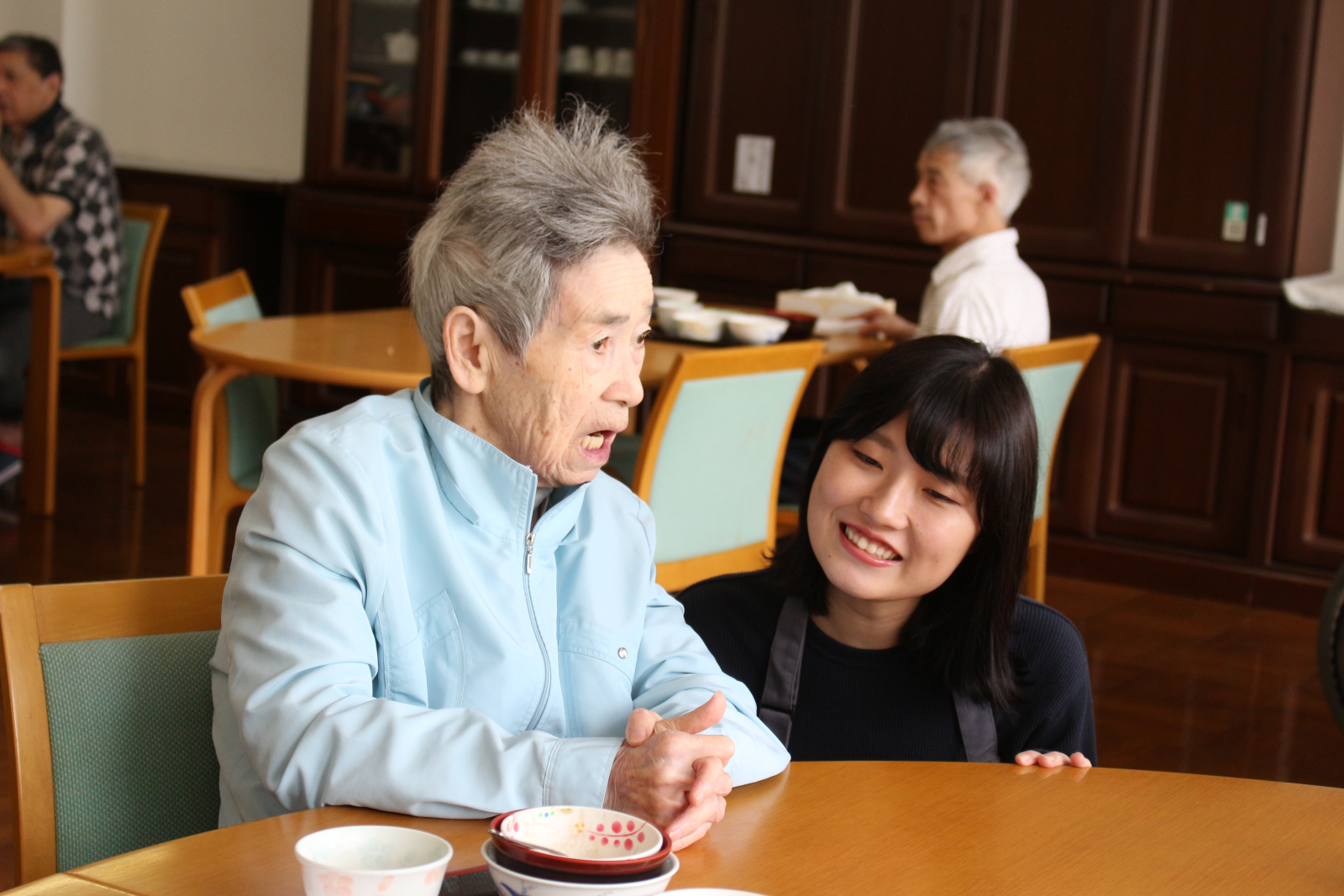 利用者と話をする実習生