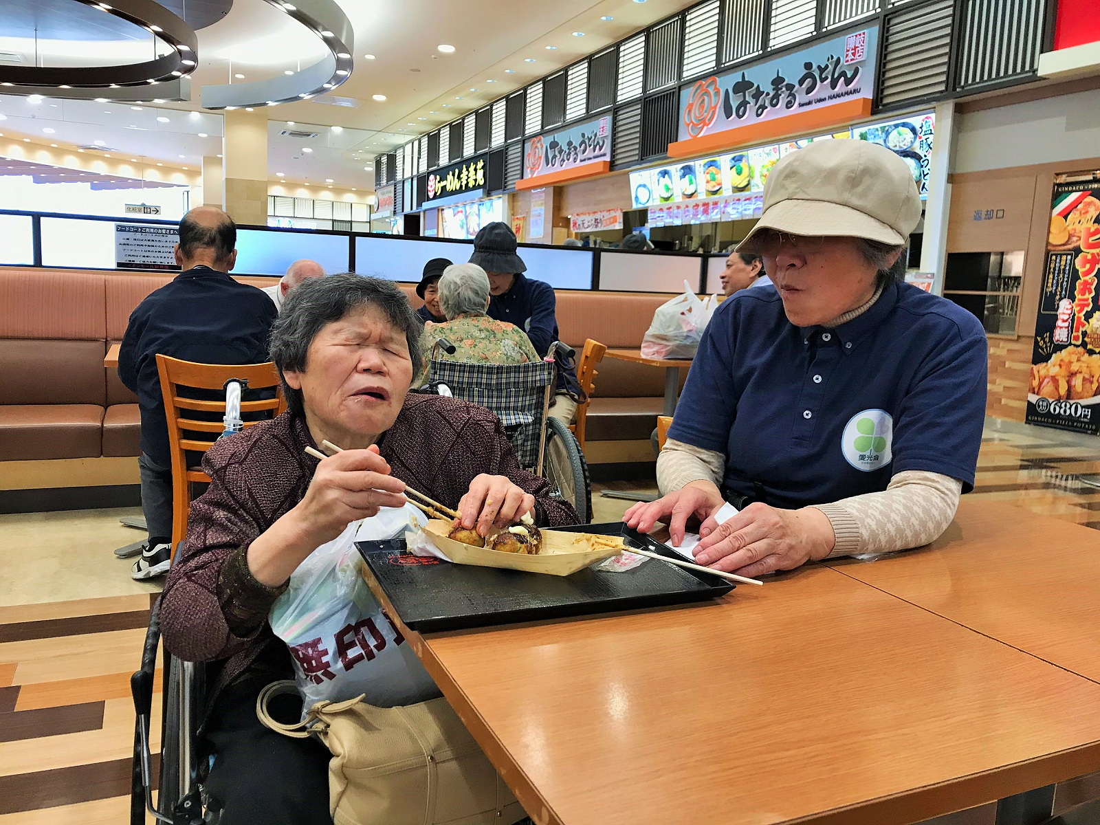 外食を楽しむ利用者