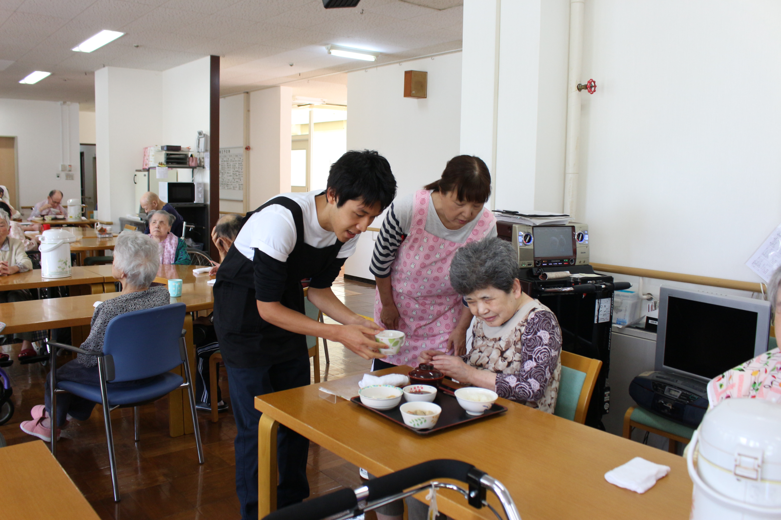 配膳をする大学生