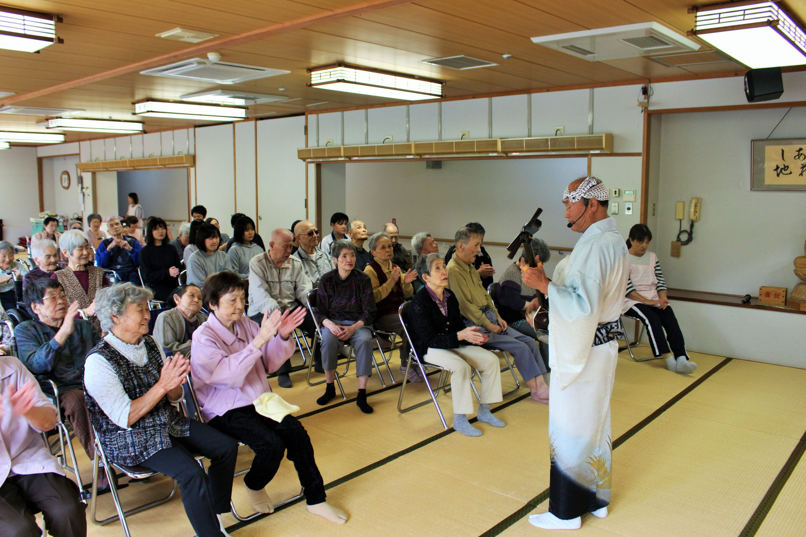 民謡を披露する香取さん