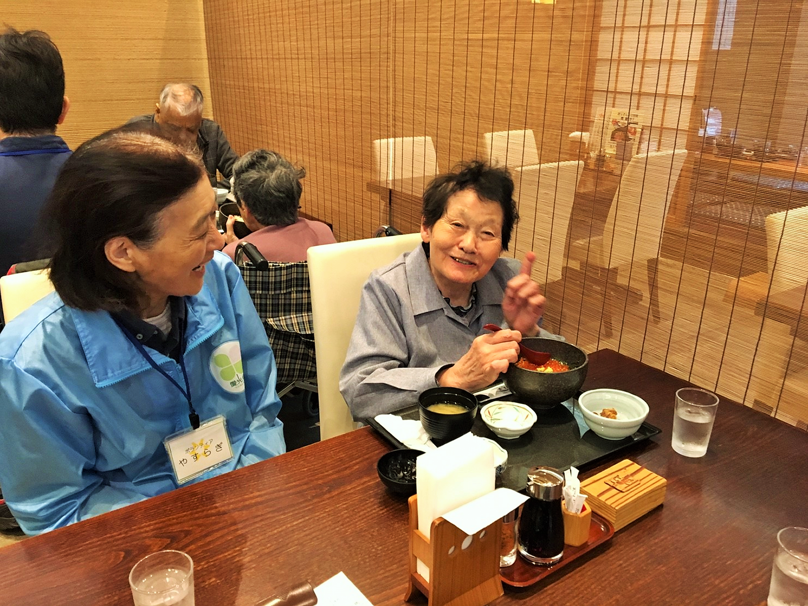 はらこ丼を食べる利用者