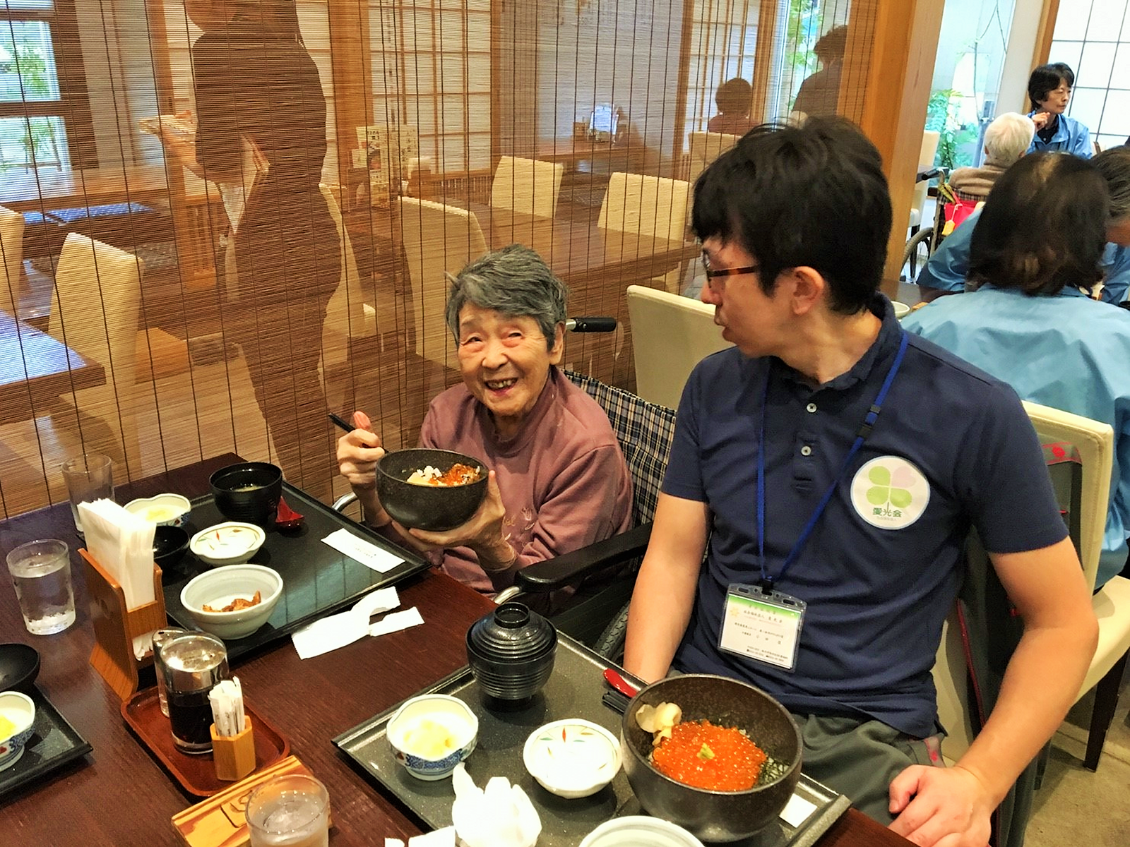 はらこ丼を食べる利用者